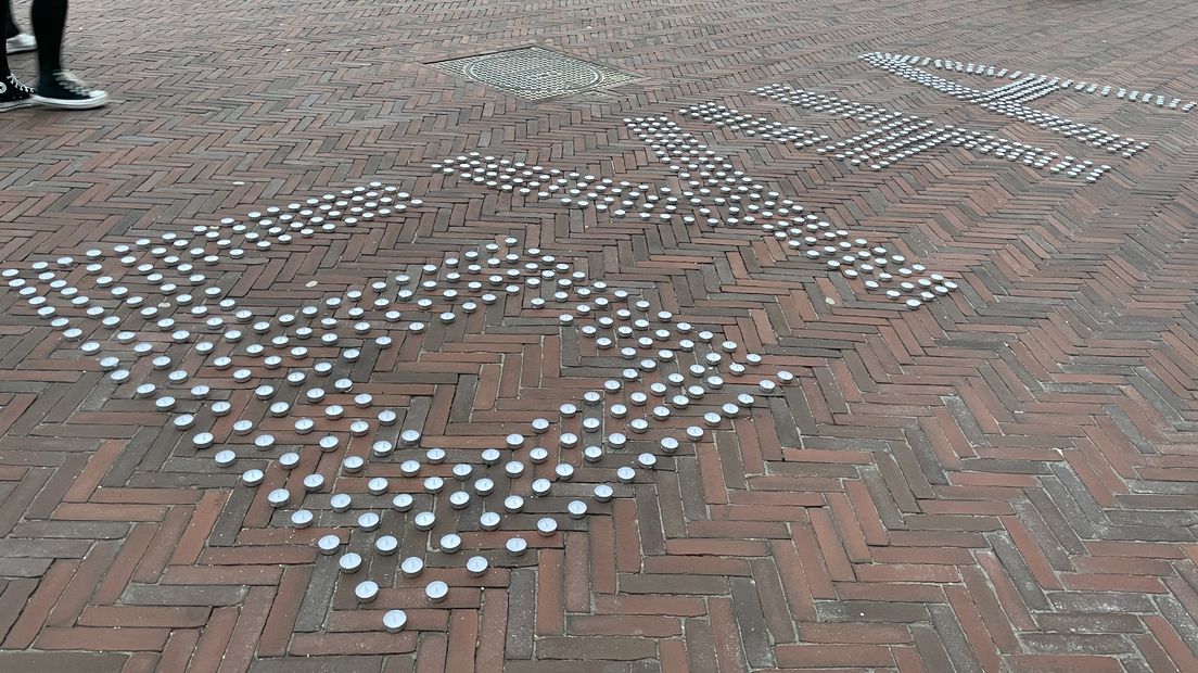 Kaarsjes beelden de Oekraïense naam van de stad uit