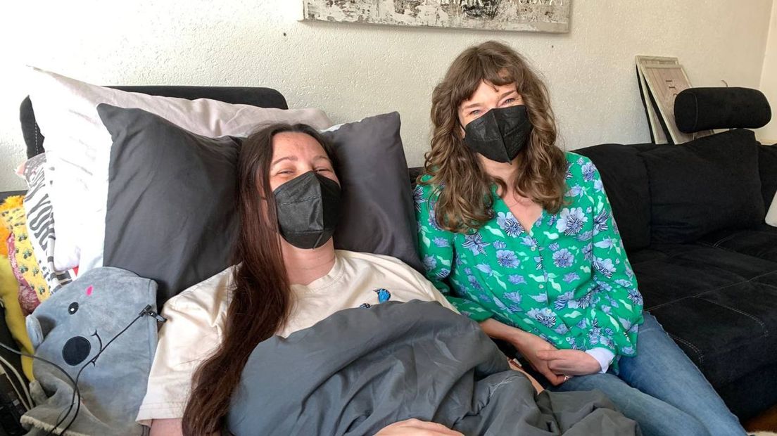 Mevrouw Smith met steun en toeverlaat Mirjam Bos