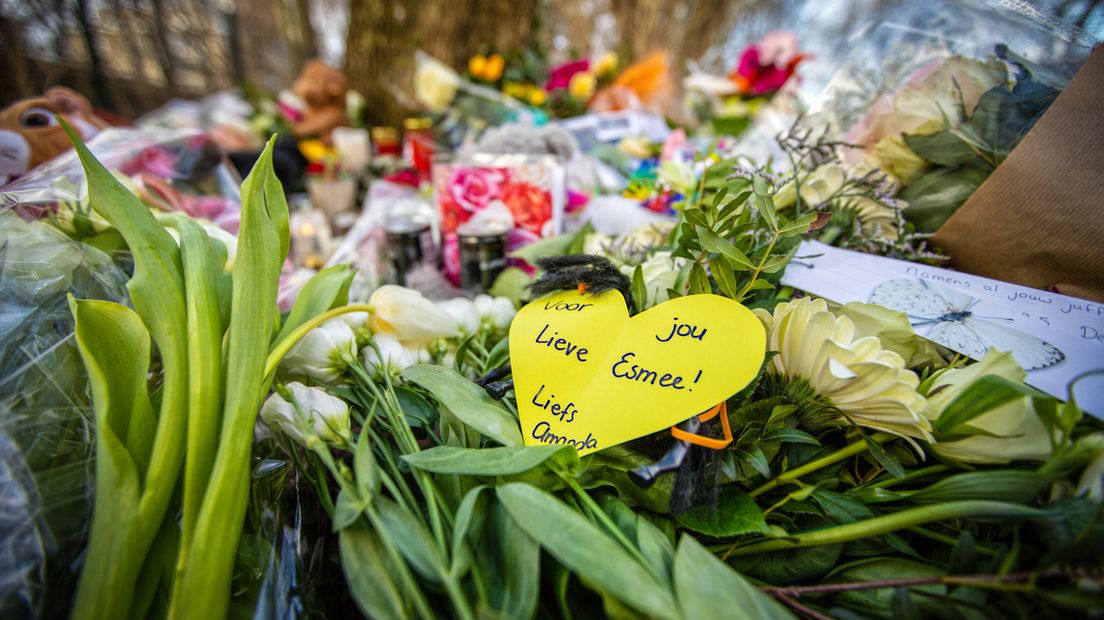Bloemen, knuffels en kaarsjes op de plek waar Esmee werd gevonden
