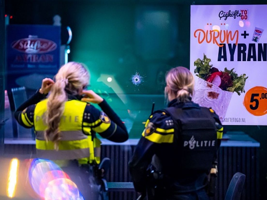 Een kogelinslag in de raam van het restaurant