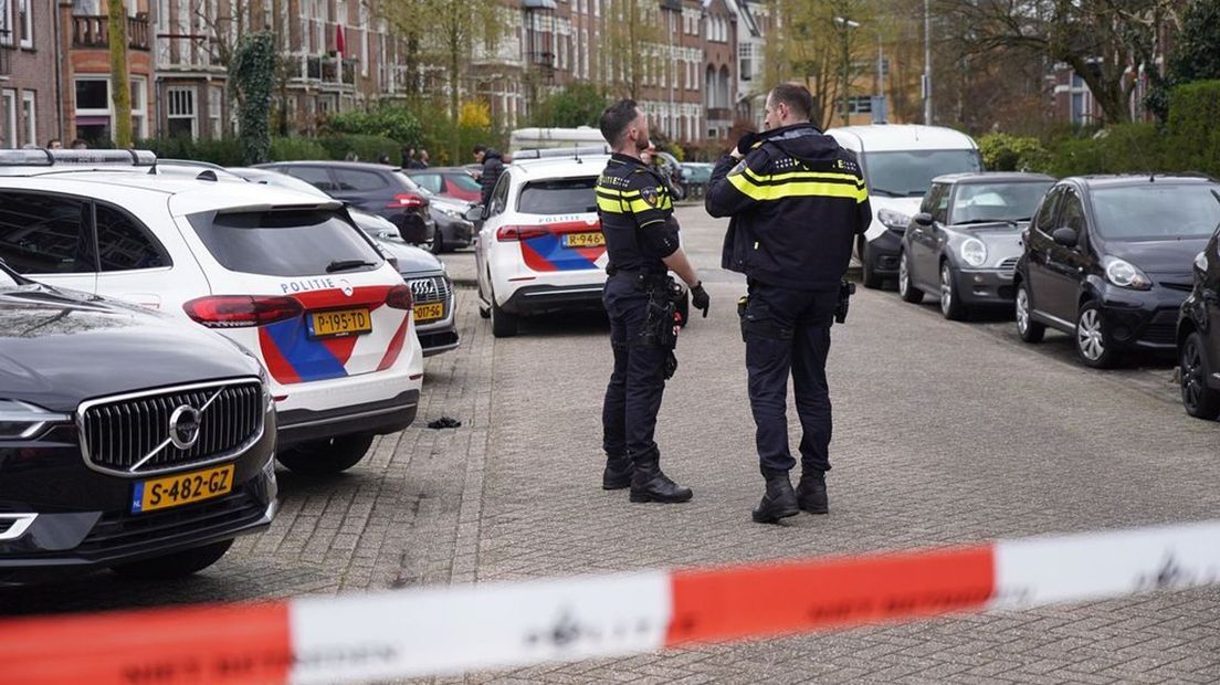 De politie doet onderzoek in de buurt van de moskee.