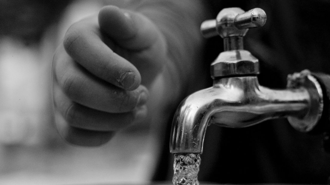 Hand bij waterkraan
