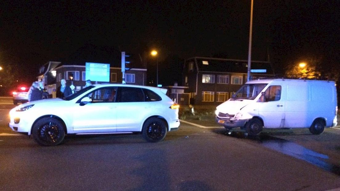 Kop-staartbotsing tussen twee auto's in Almelo