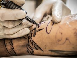 Gratis Feyenoord-tattoo in Barendrecht: 'Geen woorden maar daden'