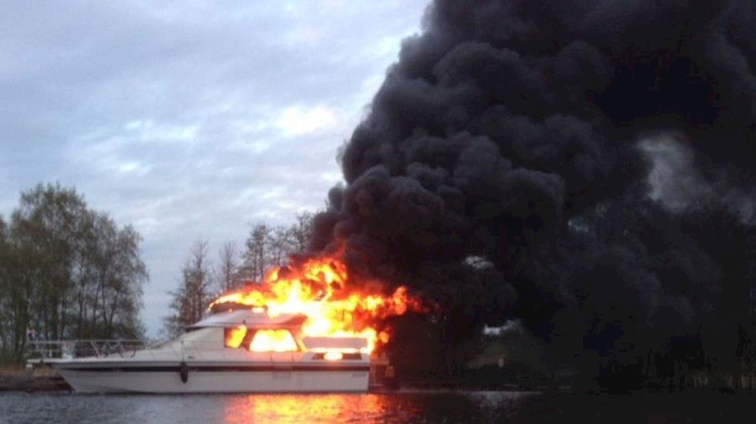 Boot in brand bij Giethoorn