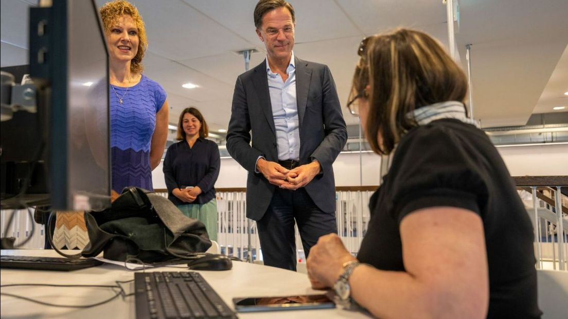 Minister-president Mark Rutte bezoekt bieb, servicepunt en buurtkamer in Escamp