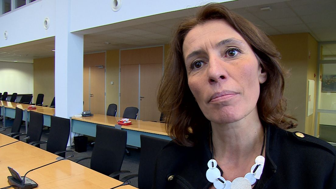 VVD-raadslid Raquel Jimenez in de raadszaal van Middelburg