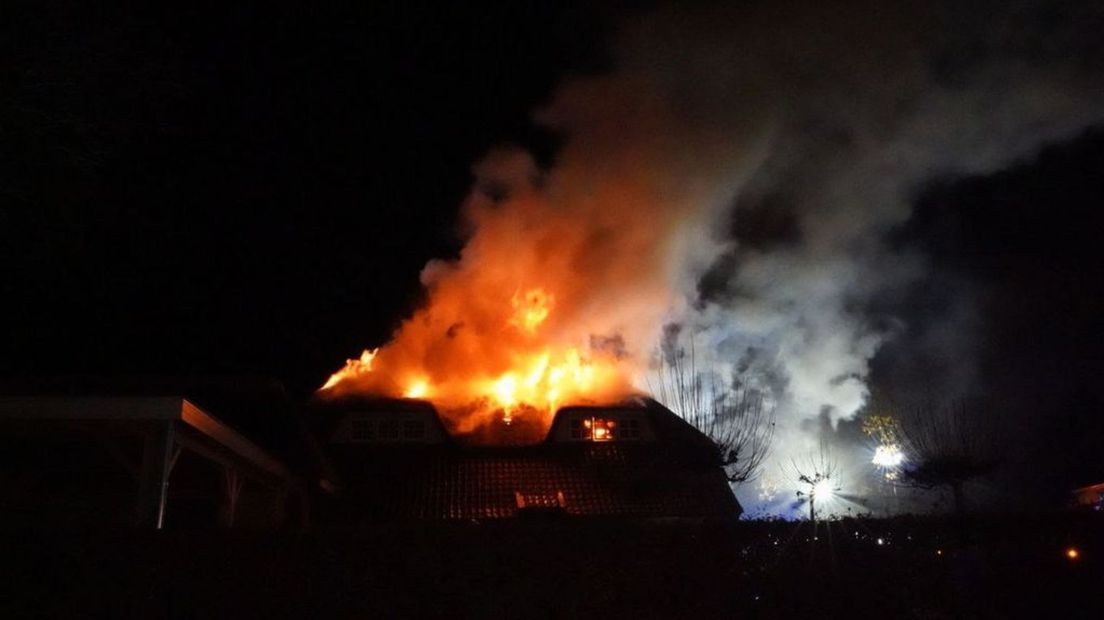 De brand zou zijn begonnen als schoorsteenbrand.