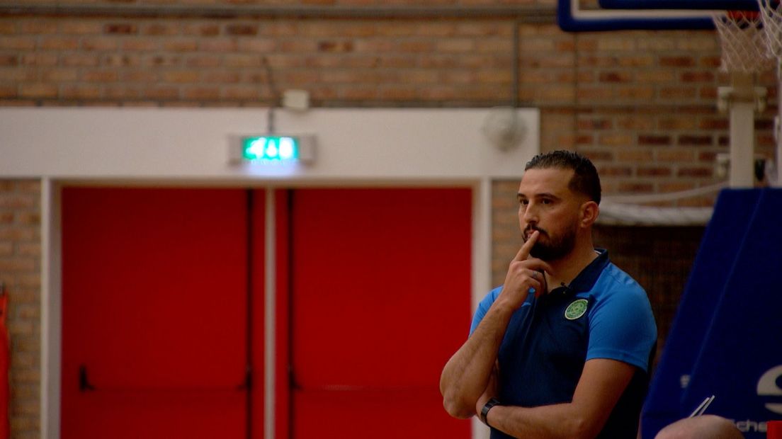 Azdine Boufrahi als coach langs de kant van een wedstrijd van Groene Ster