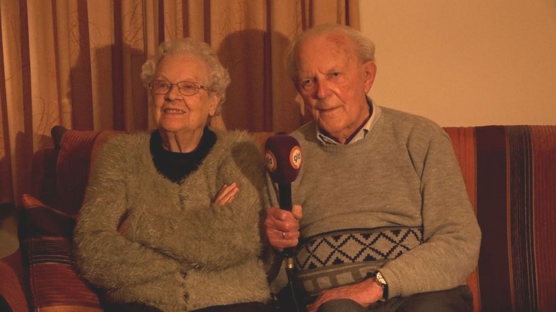 Harm en Dinie Verhaaff vertellen thuis op de bank over hun 70-jarig huwelijk.