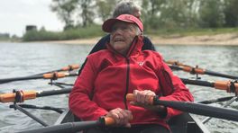 Marijke (94) roeit iedere week de Waal op: 'Pure noodzaak'