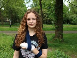 Opnieuw een Feyenoordfan die vinger kwijt raakt bij huldiging: ring en vinger van Maria (16) bleef aan het hek hangen