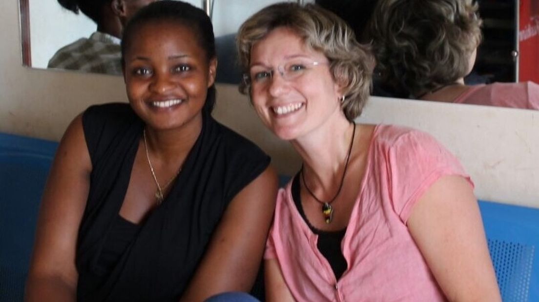 Julia met haar Oegandese vriendin Ritah