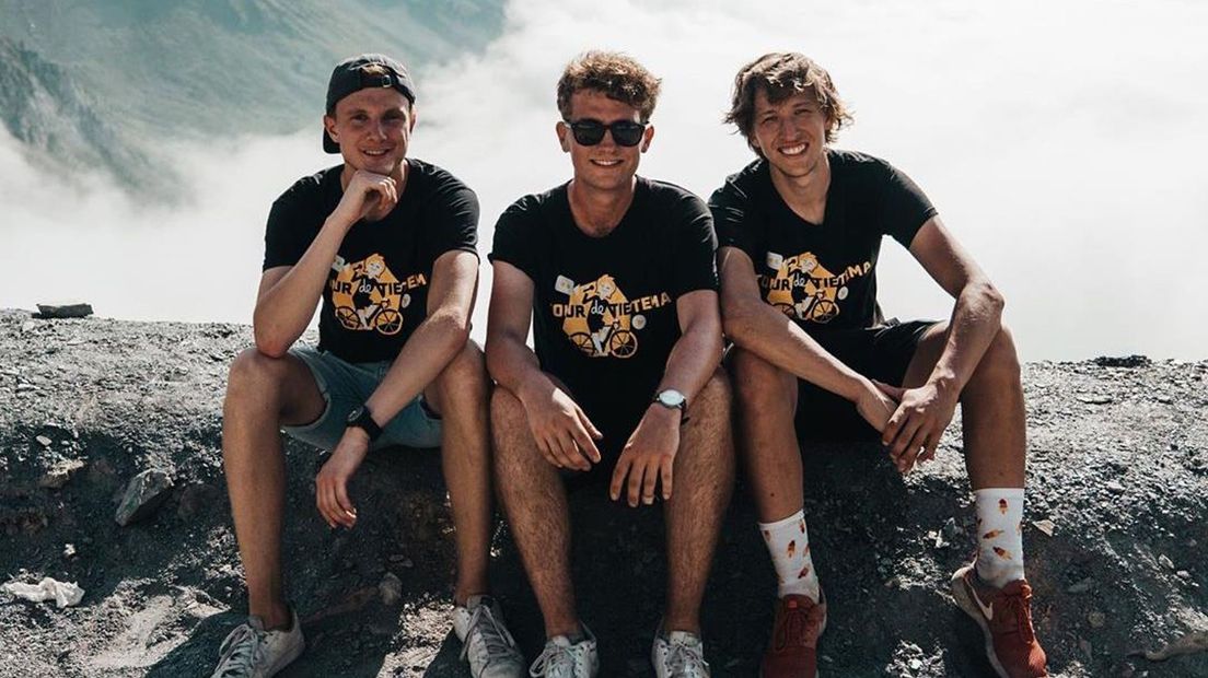 Bas (rechts) met zijn Tour de Tietema-team