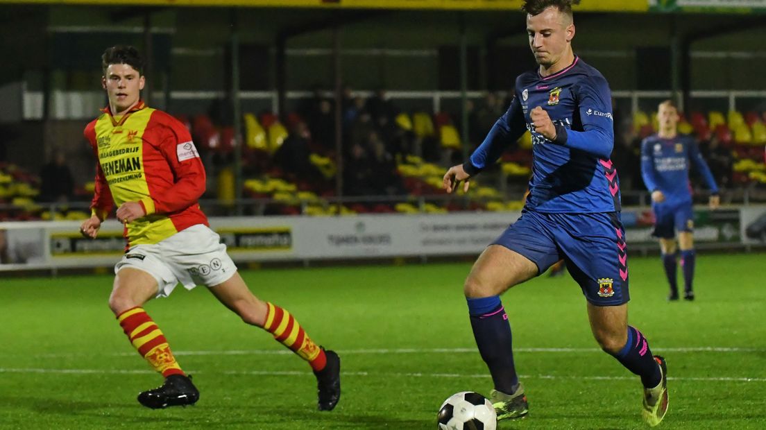 Siebe Schets (r) in het shirt van Go Ahead Eagles
