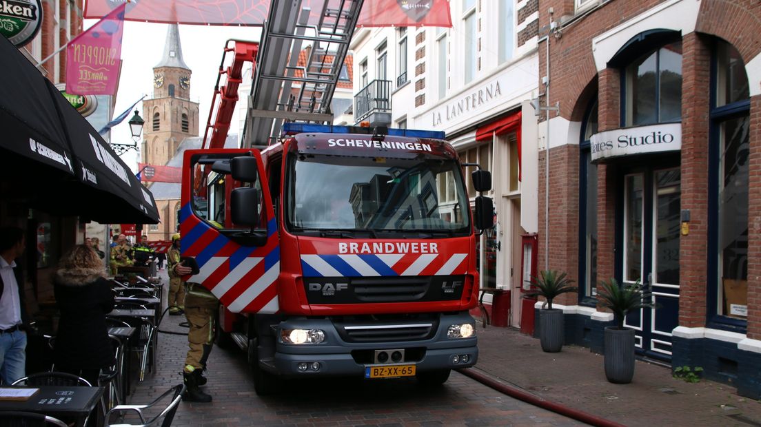 De brandweer op de Keizerstraat op Scheveningen.