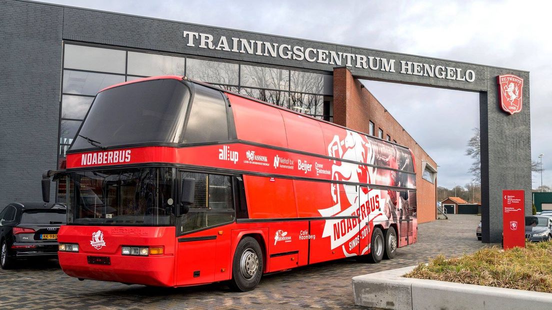 De supportersbus uit Denekamp.