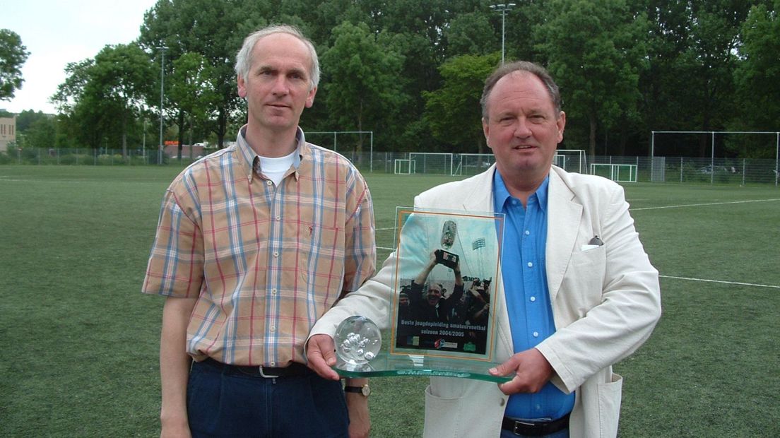 Paul Bahlmann en oud-voorzitter Bob Valkenburg met de Rinus Michels Award voor beste jeugdopleiding