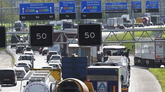 Sluipverkeer teistert dorpen, lokale partij biedt petitie aan in Den Haag