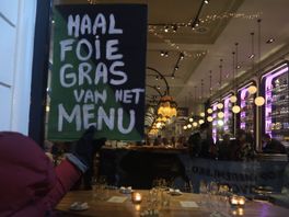 Dijksma worstelt met foie gras-activisten die met neus tegen restaurantraam staan