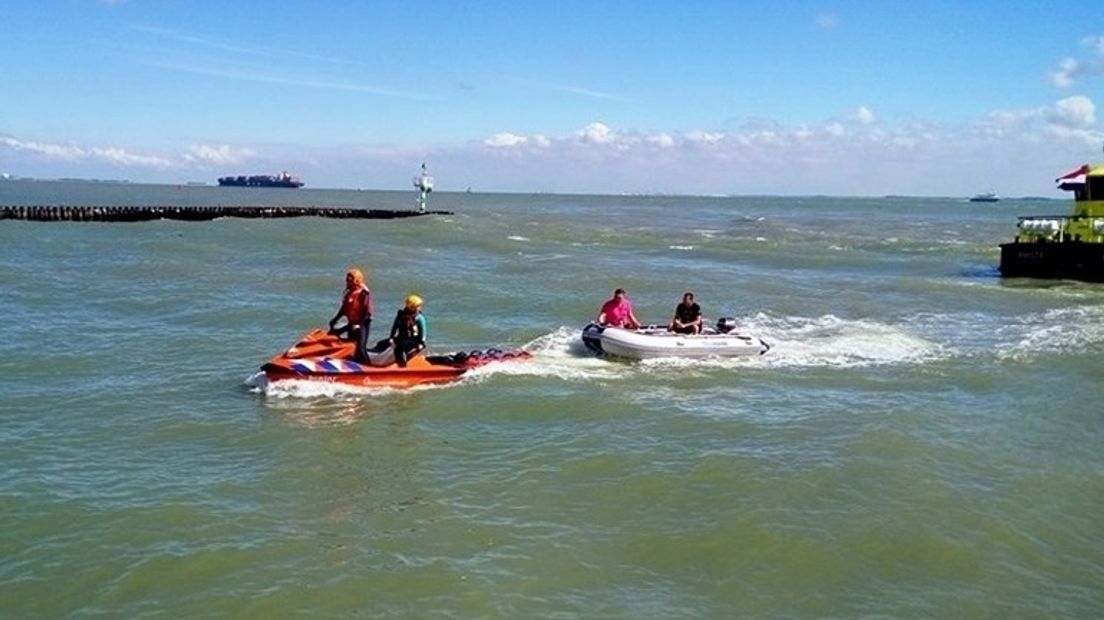 Rubberbootje gered door reddingswaterscooter van Vlissingse strandwacht, archieffoto