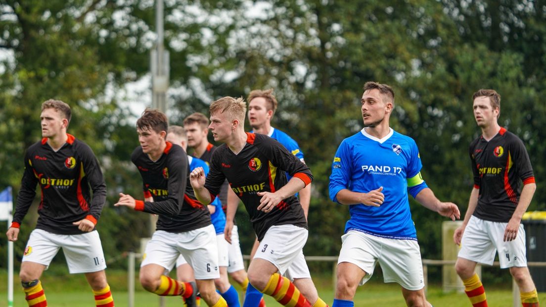 Niels Hartman, tweede van links, bij vv HSC