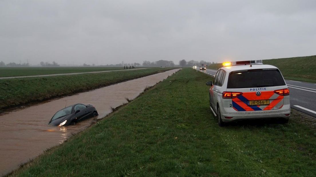 Auto te water boven Zwolle