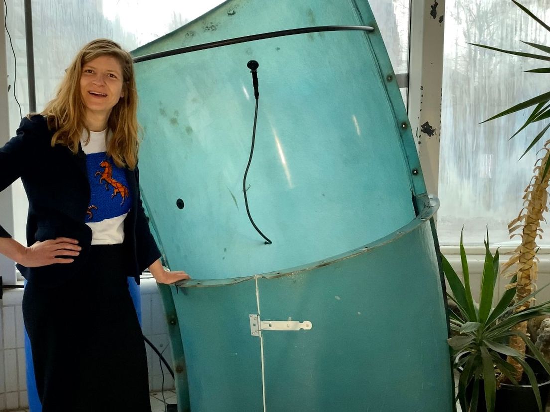 Nienke Binnendijk bij de regenwaterdouche van Tropicana-glijbaan