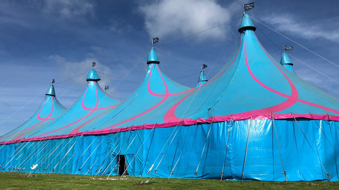 De vijf festivaltenten staan al