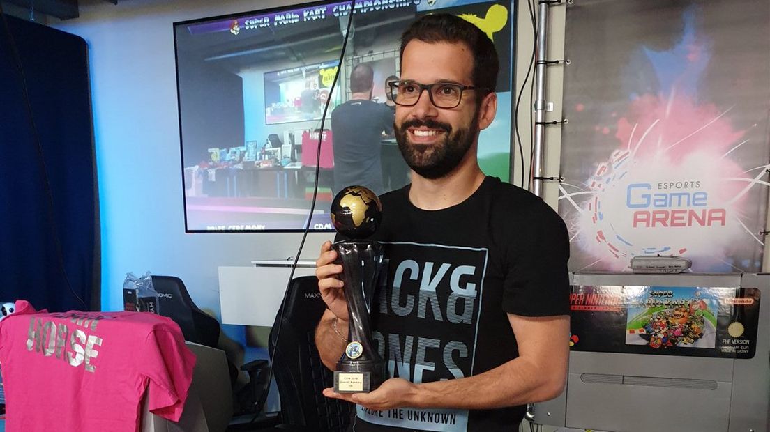 De winnaar van het wereldkampioenschap Mario Kart Julien Holmiere