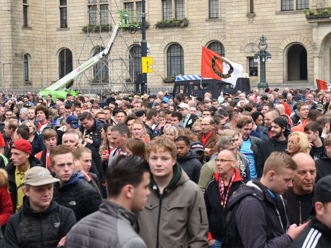 Drukte op het Stadhuisplein tijdens de eerste 'kampioenswedstrijd' van Feyenoord