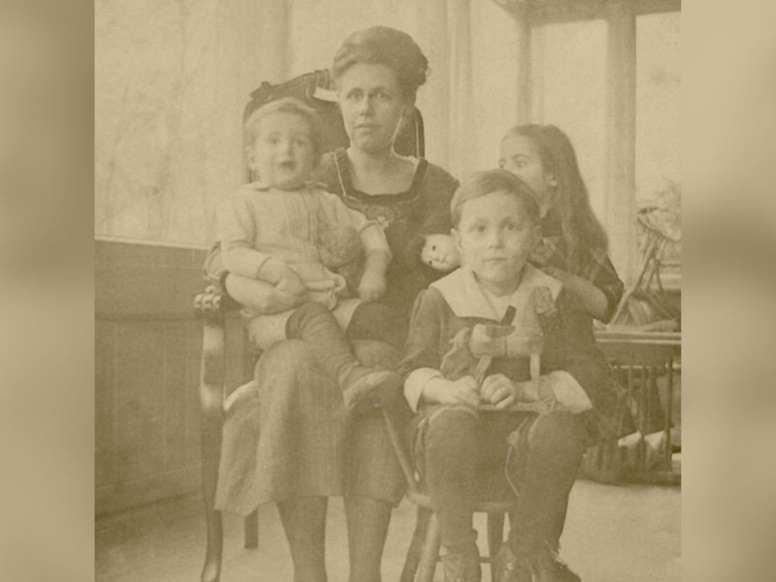 Jacoba de Wolff-Eggink met drie van haar kinderen