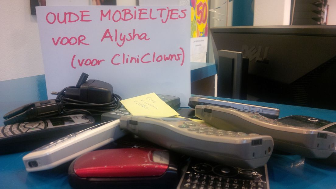 Luisteraars brengen oude mobieltjes voor Cliniclowns