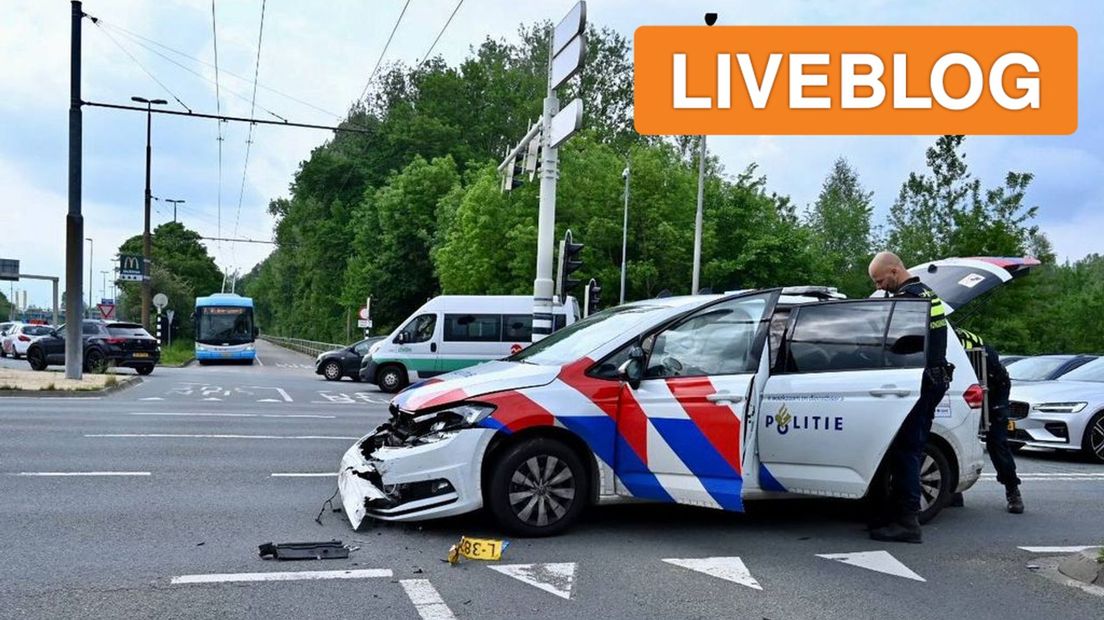 De beschadigde politiewagen in Arnhem-Zuid.
