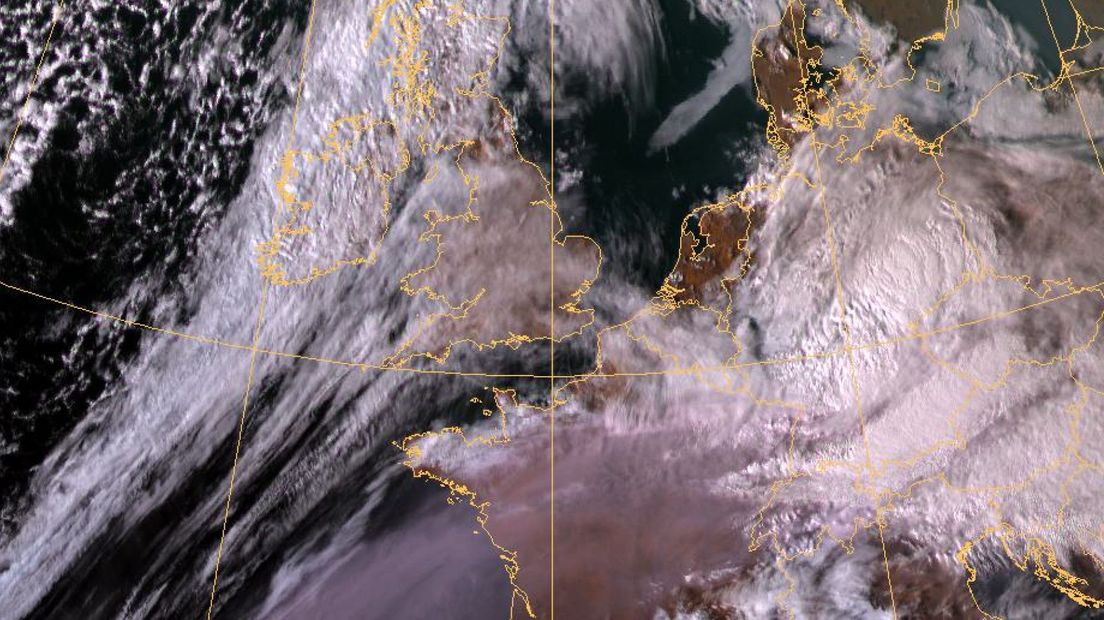 Het stof is al duidelijk te zien boven het zuiden en midden van Frankrijk | Bron: Eumetsat/KNMI