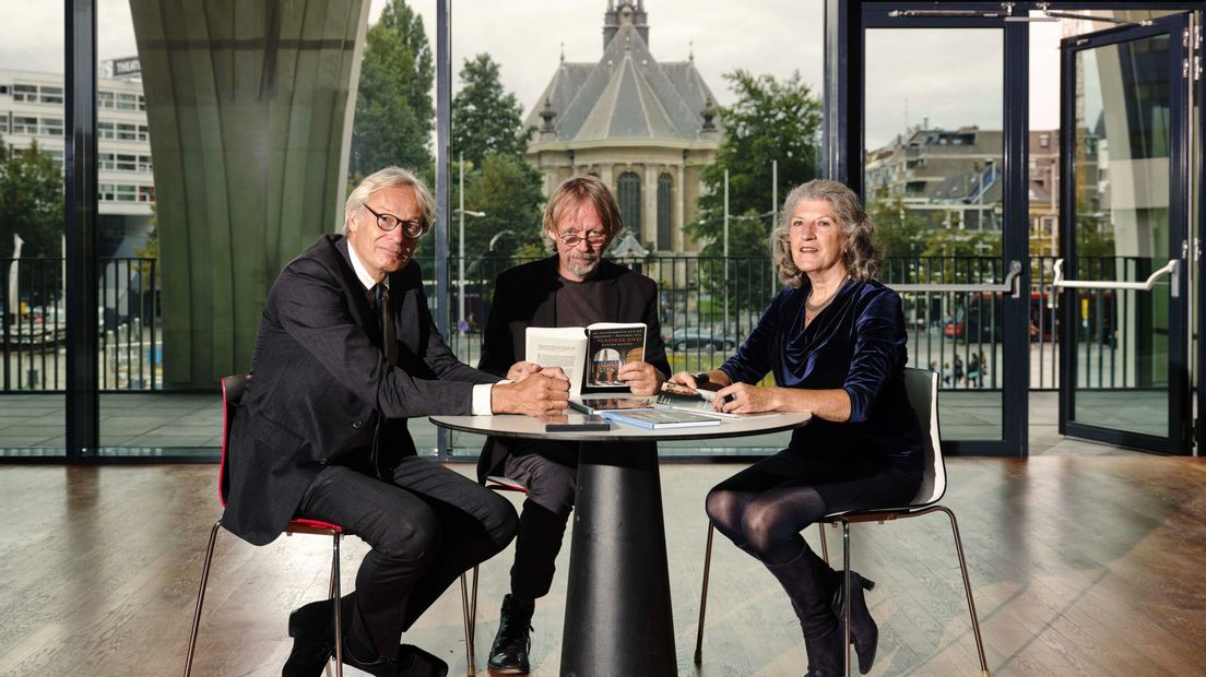 Amare-directeur Jan Zoet, voorzitter Jeroen Vervliet en secretaris Hanneke Besseling van Stichting Spinoza Den Haag