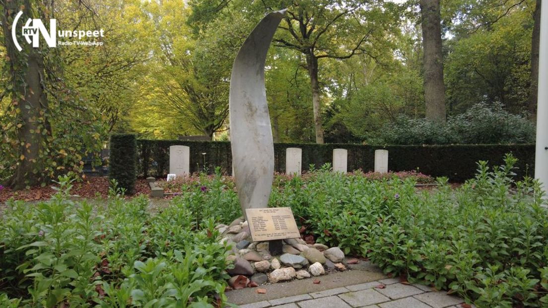 De cenotaaf op begraafplaats Nunspeet-Oost