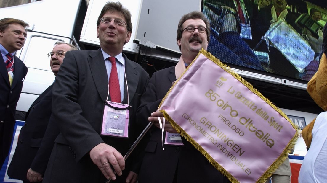 Jacques Wallage houdt een vlag in zijn hand tijdens de proloog van de Giro d'Italia in Groningen