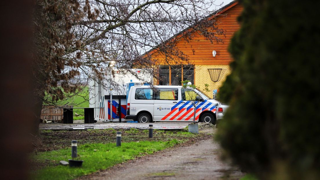 De politie doet onderzoek op het erf aan de Hofdijklaan
