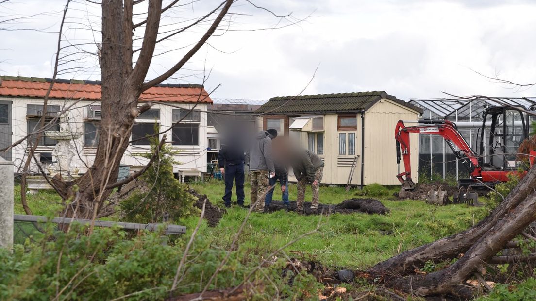 Speciale politieteams doen onderzoek bij het pand in Honselersdijk