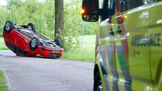 Auto slaat over de kop bij aanrijding in Tynaarlo. Auto slaat over de kop bij aanrijding in Tynaarlo.