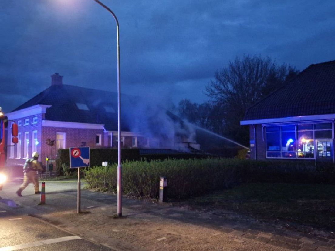 De rook komt uit het dak