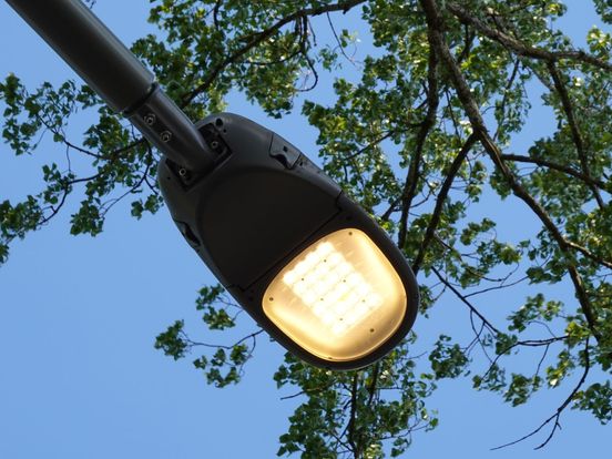 Oplossen Kloppen gewoontjes Waarom 25.000 te oude Rotterdamse lantaarnpalen vervangen 9 jaar gaat duren  - Rijnmond