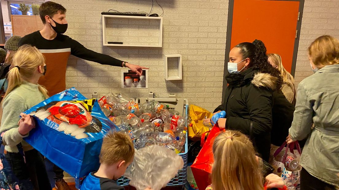 Leerlingen van groep 8 hebben tijdens de kerstvakantie statiegeldflessen ingezameld