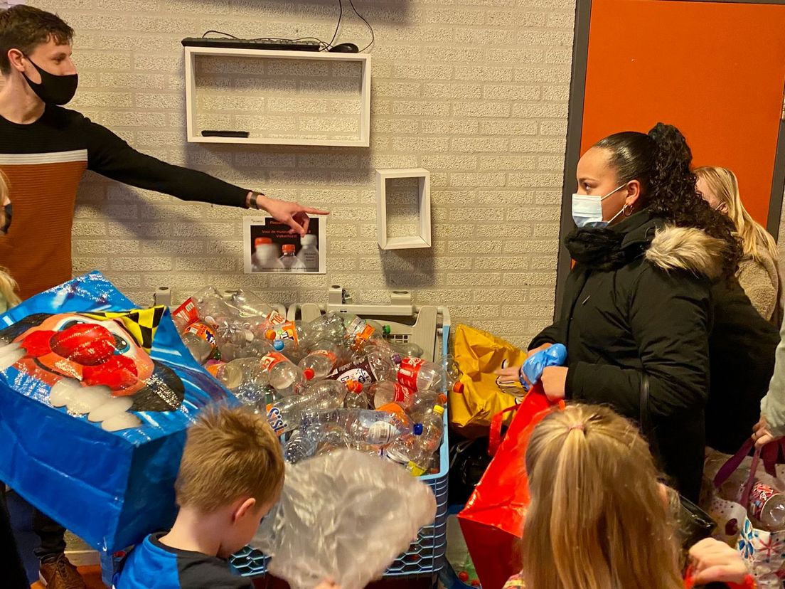 Leerlingen van groep 8 hebben tijdens de kerstvakantie statiegeldflessen ingezameld