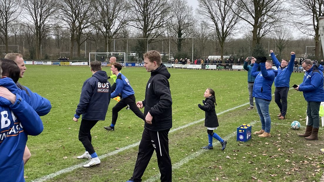 De bank van VKW viert feest na de 3-2 overwinning op HBS