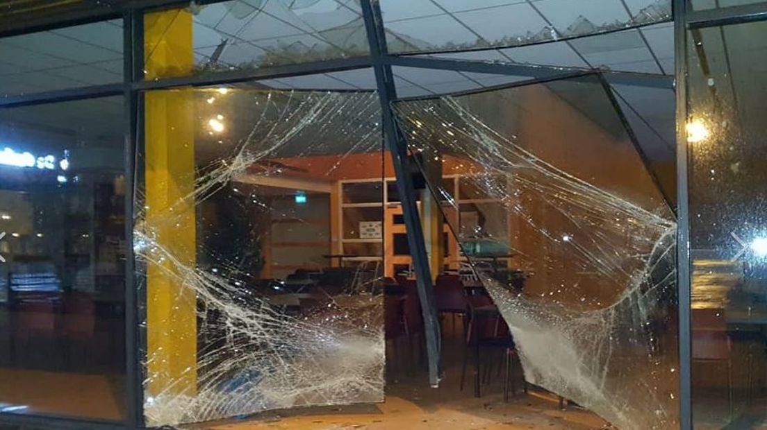 De kapotte pui van het Drenthe College in Emmen (Rechten: Facebook politie Zuidoost-Drenthe)