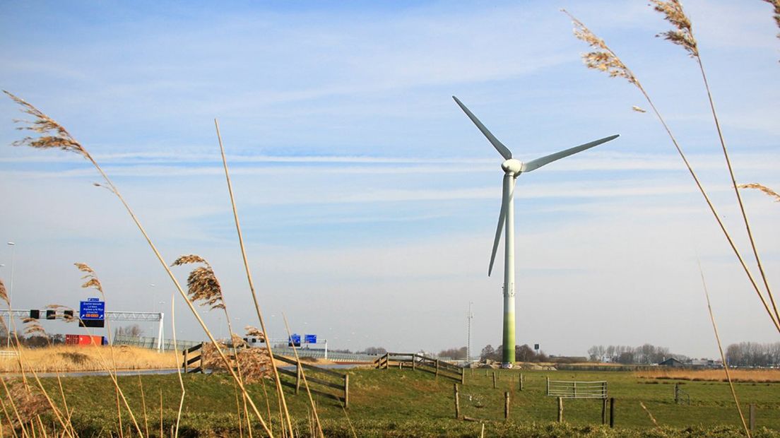 Een windmolen langs de A4 bij Zoeterwoude