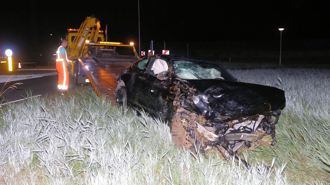 Auto botst tegen betonnen rioolput, twee gewonden