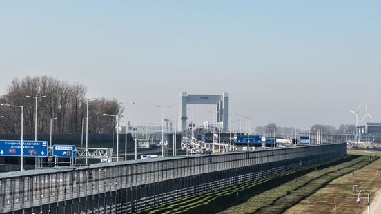 Drukke ochtendspits rondom Rotterdam | Botlekbrug afgesloten na aanrijding met slagbomen, chauffeur doorgereden.
